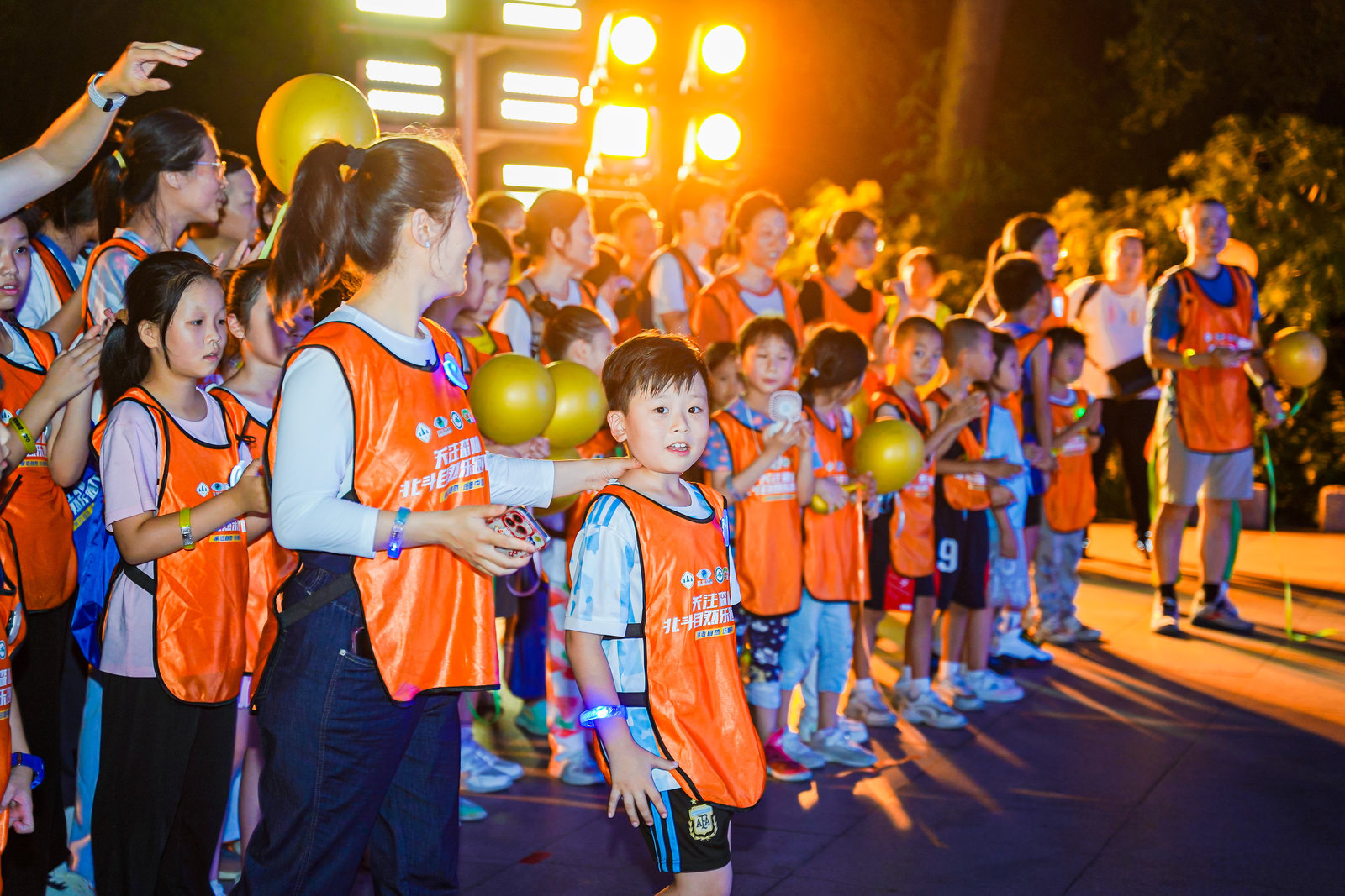 “荧”风奔跑！500名选手在广州越秀公园低碳开跑