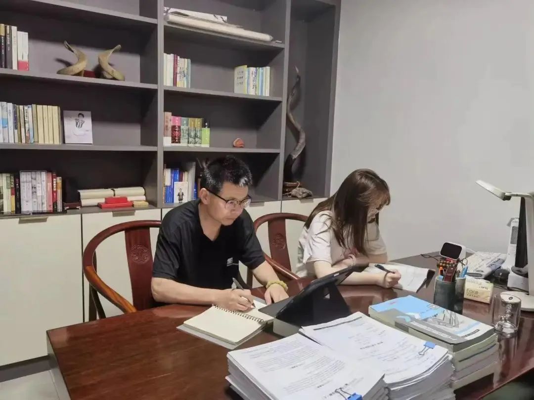 51岁母亲陪女儿考上研究生,49岁母子俩同时考上研究生