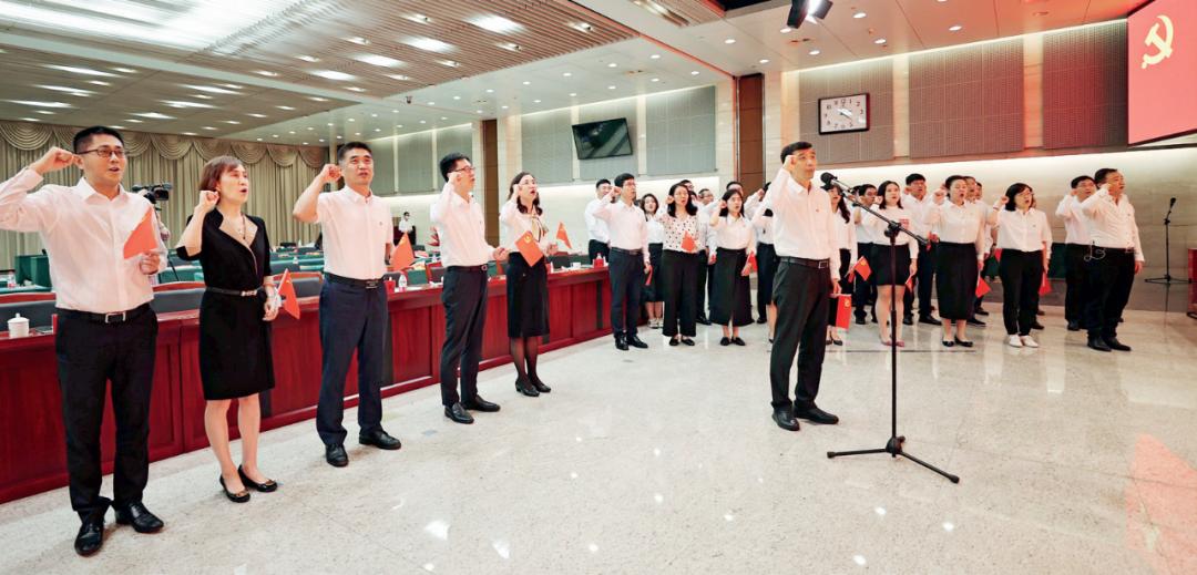 人才强企战略和创新驱动发展战略,我们必须坚持人才强企的发展战略