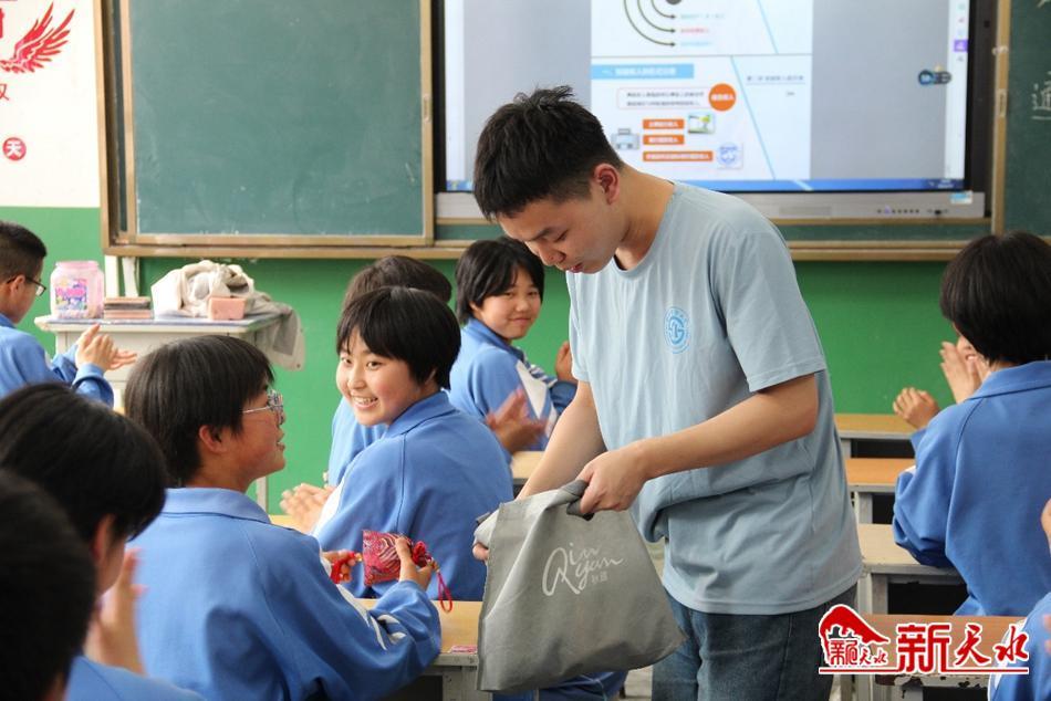 西南财经大学光华蒲公英实践队在秦州区娘娘坝中学开展暑期“三下乡”社会实践活动