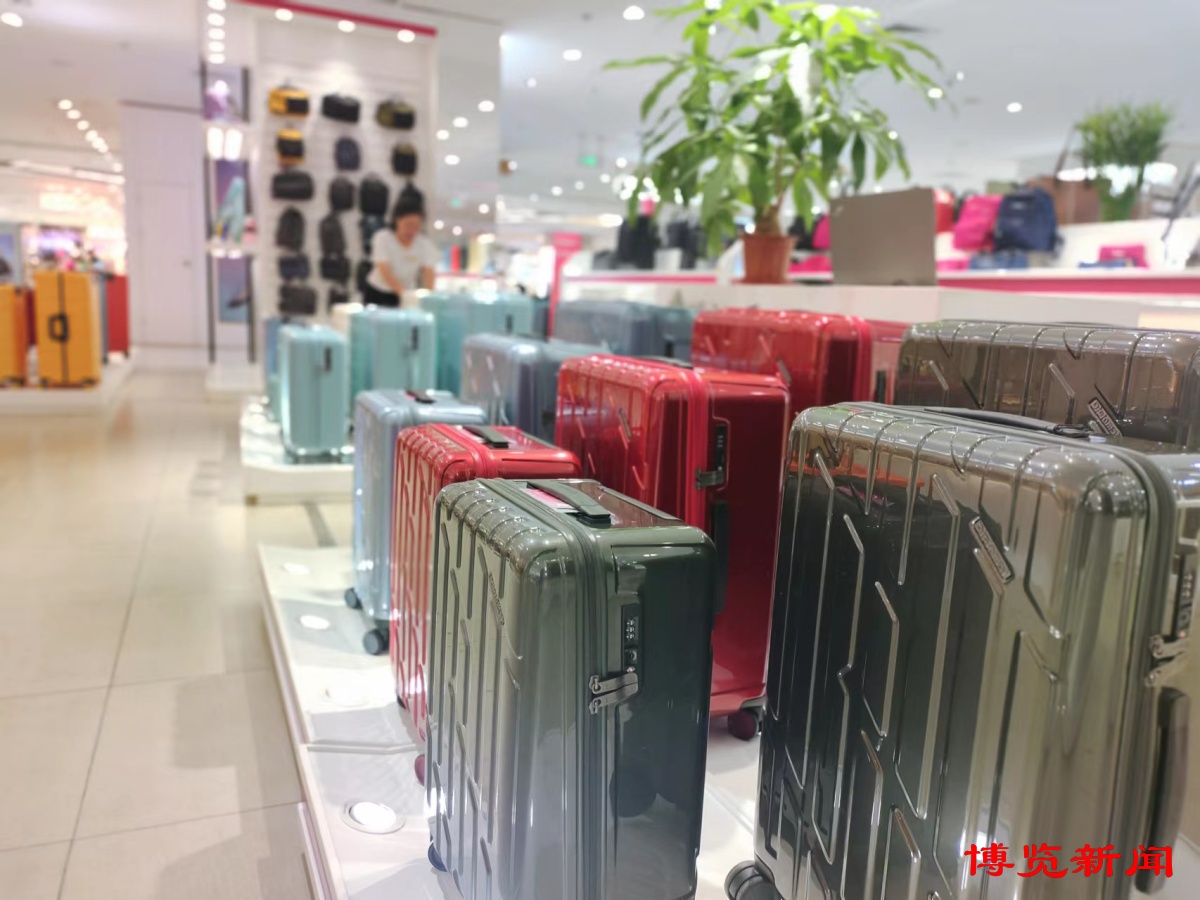 时尚便携旅行箱包,短途旅行箱包简约大方