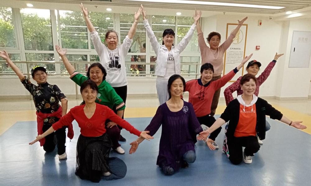 重庆夏夜烟火气|水乐园“最强嬢嬢”:花式避暑,我在造浪池跳广场舞