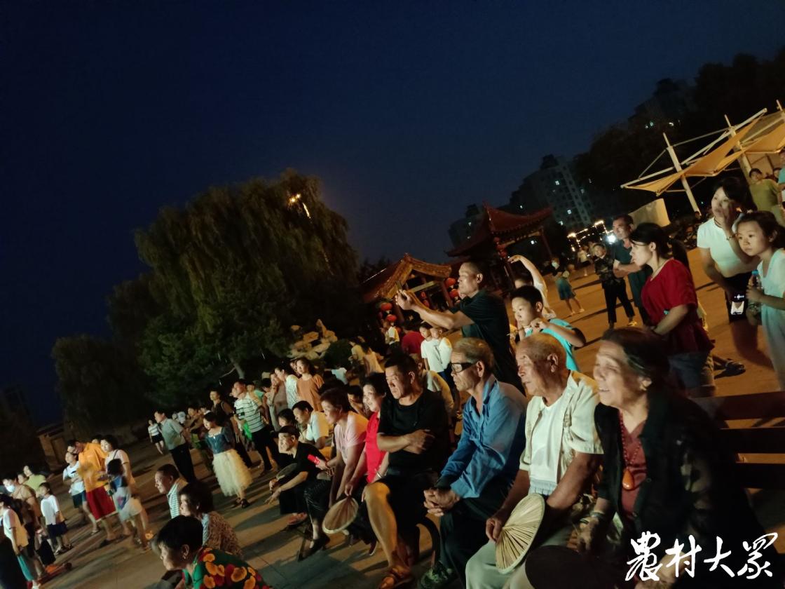 乡下唱大戏人山人海,乡村戏班热闹