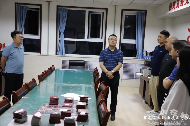 甘肃工业职业技术学院*党**委书记坚葆林深入学生班级、宿舍开展走访调研活动