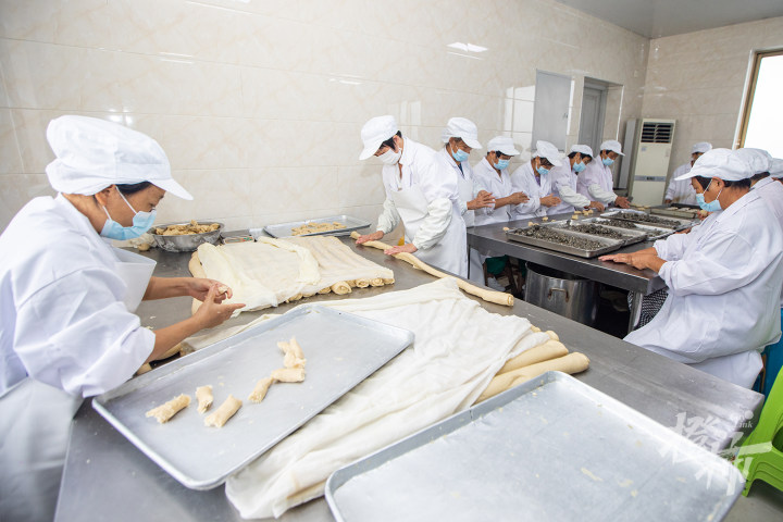 杭州各大寺庙“筒儿月饼”陆续开售!橙柿独家探访中天竺“月饼厨房”:吃货最惦记的素月饼是怎么做出来的?