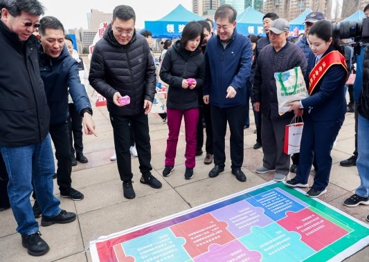 中国人寿青岛市分公司参加“金融消保在身边保障权益防风险——青岛金融CityWalk城市漫步之普惠金融宣传活动”