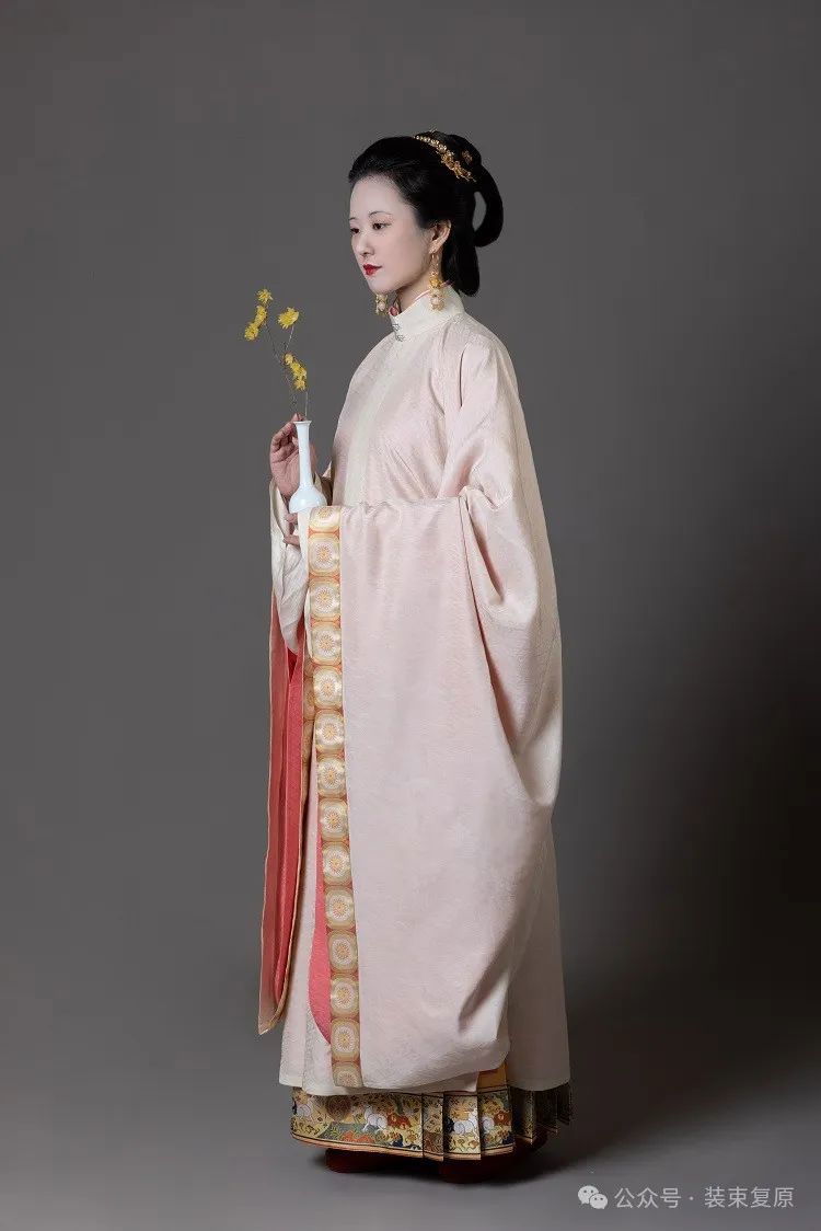 “新春战袍”销售额超过3亿元，汉服款式这么多，为什么只有马面裙爆火出圈？