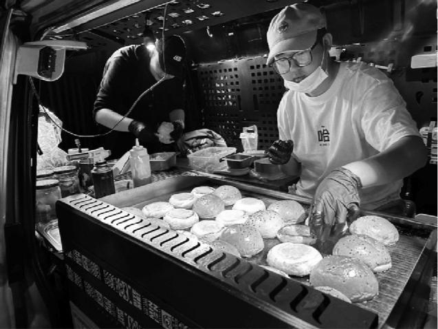 开车旅行摆摊赚钱,自驾游摆摊卖汉堡