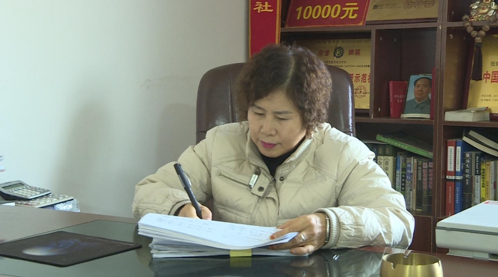 强信心促经济稳发展,强信心稳经济促发展是哪篇报告