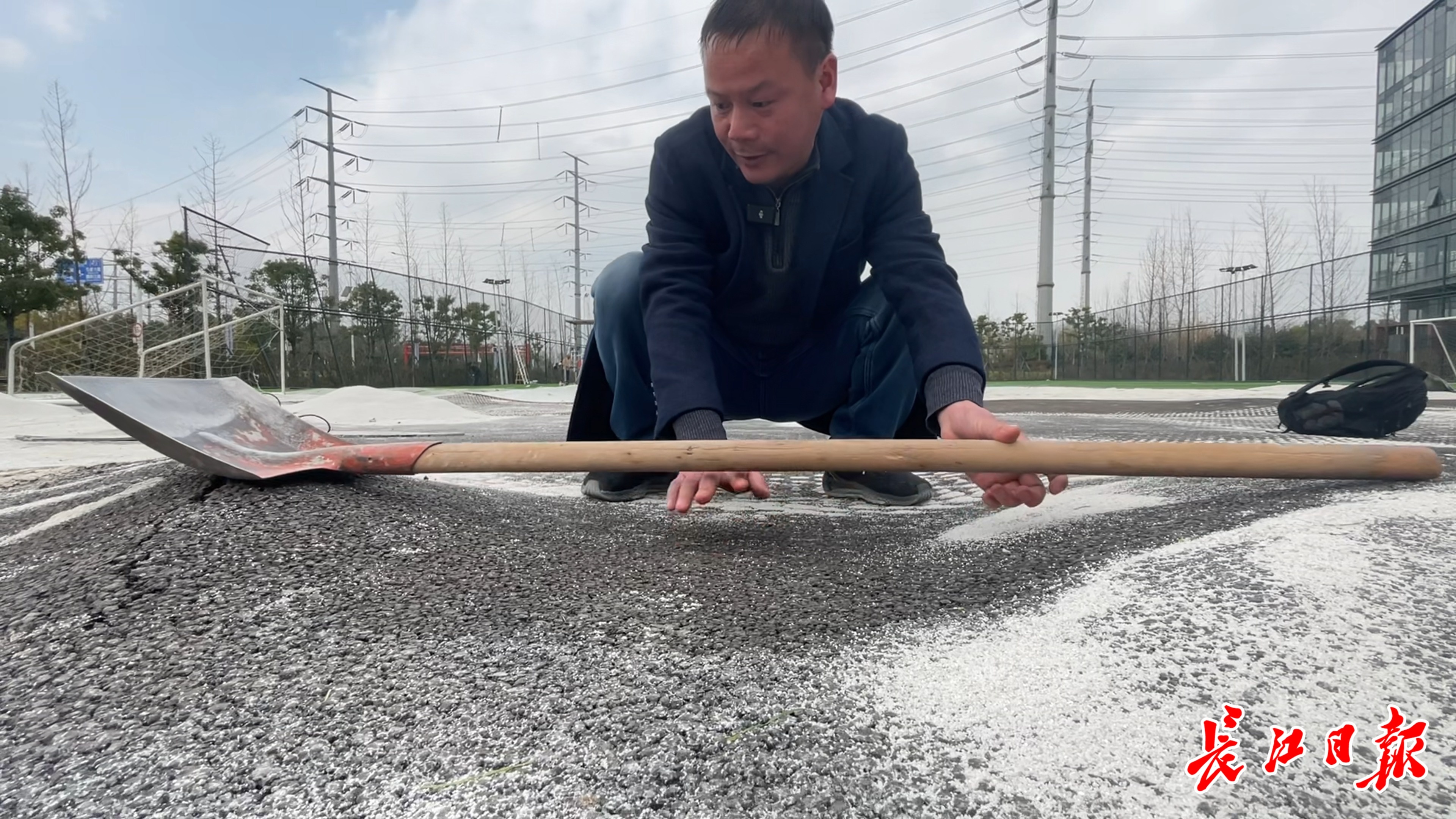 落差10厘米！建成不到2年，社区足球场成了“越野场”