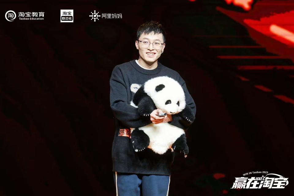 熊猫新年走基层,春晚熊猫花花玩偶