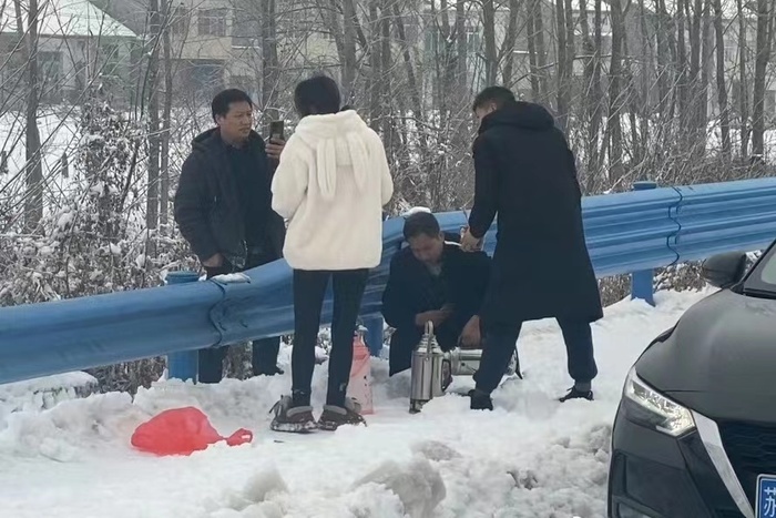 冻雨被困高速,被暴雪困在高速的返乡人